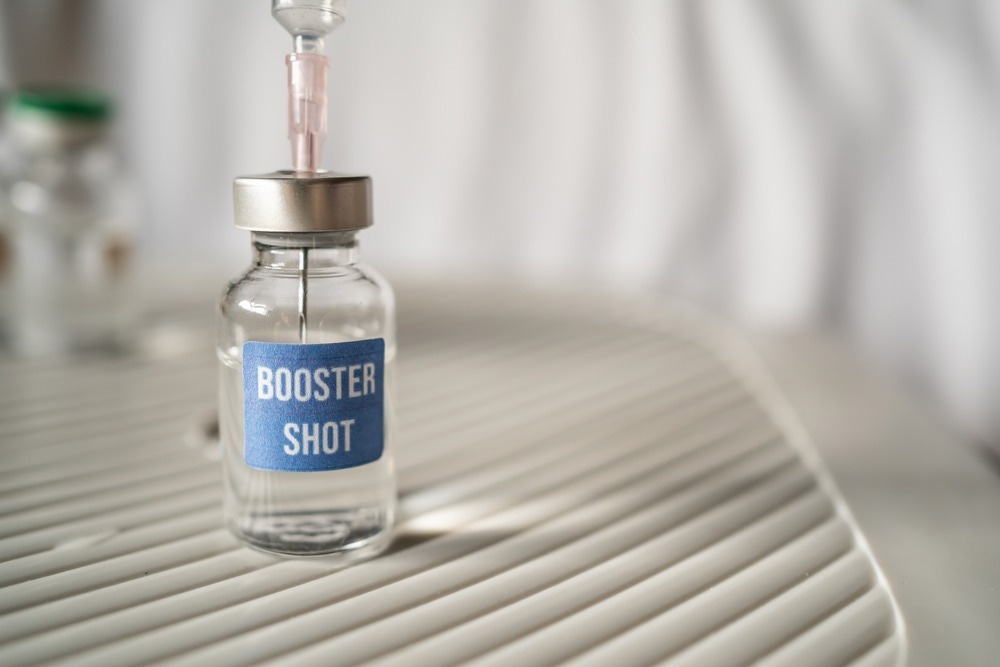 Study: Early Estimates of Bivalent mRNA Vaccine Effectiveness in Preventing COVID-19–Associated Hospitalization Among Immunocompetent Adults Aged ≥65 Years — IVY Network, 18 States, September 8–November 30, 2022. Image Credit: Wachiwit/Shutterstock