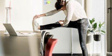 Des promenades de 5 minutes toutes les 30 minutes peuvent aider à contrer les effets d'une position assise trop longue