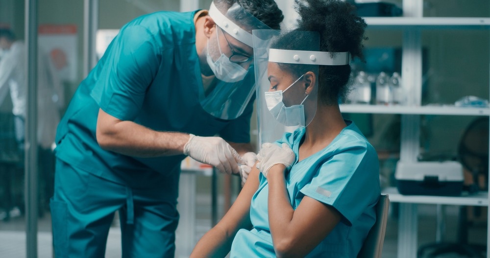 Le vaccin Pfizer COVID-19 protège contre la réinfection chez le personnel des établissements de soins de longue durée