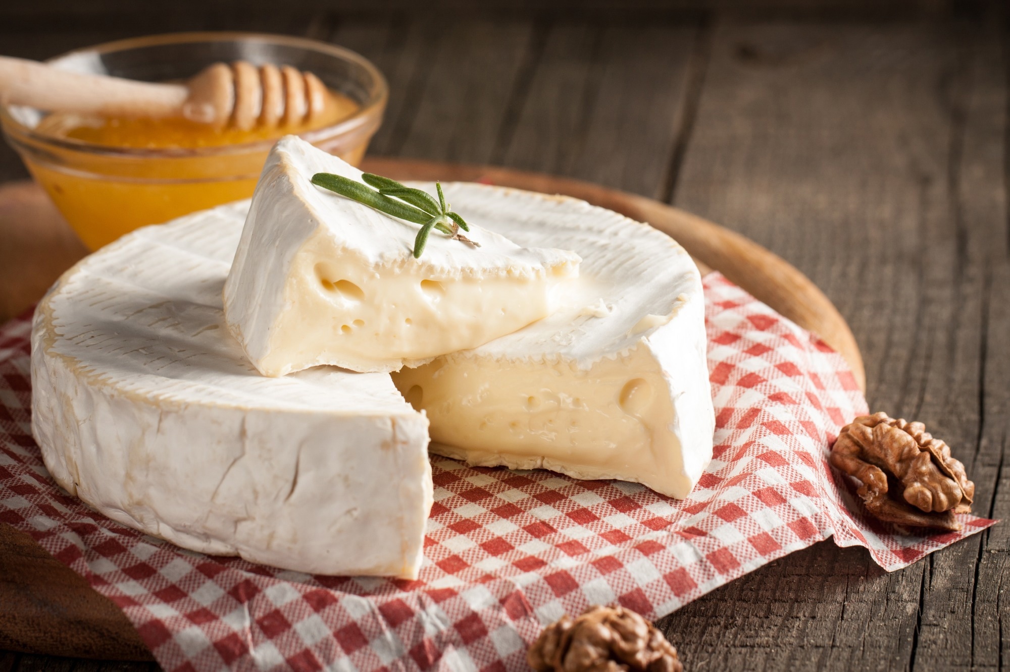 Study: Nutritional, antioxidant, and antimicrobial assessment of carrot powder and its application as a functional ingredient in probiotic soft cheese. Image Credit: CreatoraLab/Shutterstock
