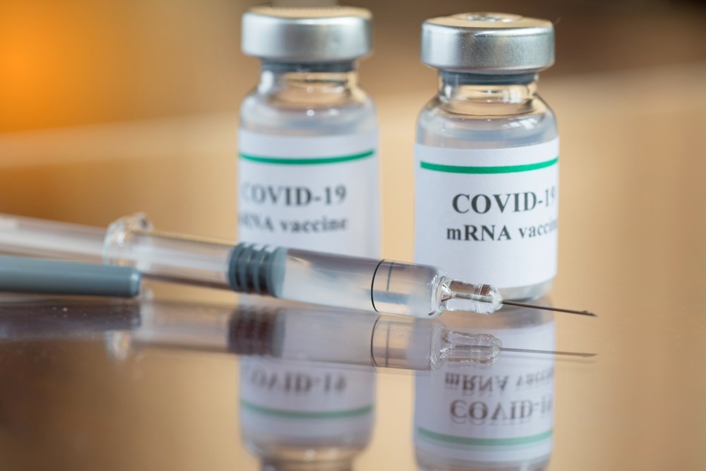 Study: Hybrid immunity provides protective advantage over vaccination or prior remote COVID-19 alone. Image Credit: chatuphot/Shutterstock
