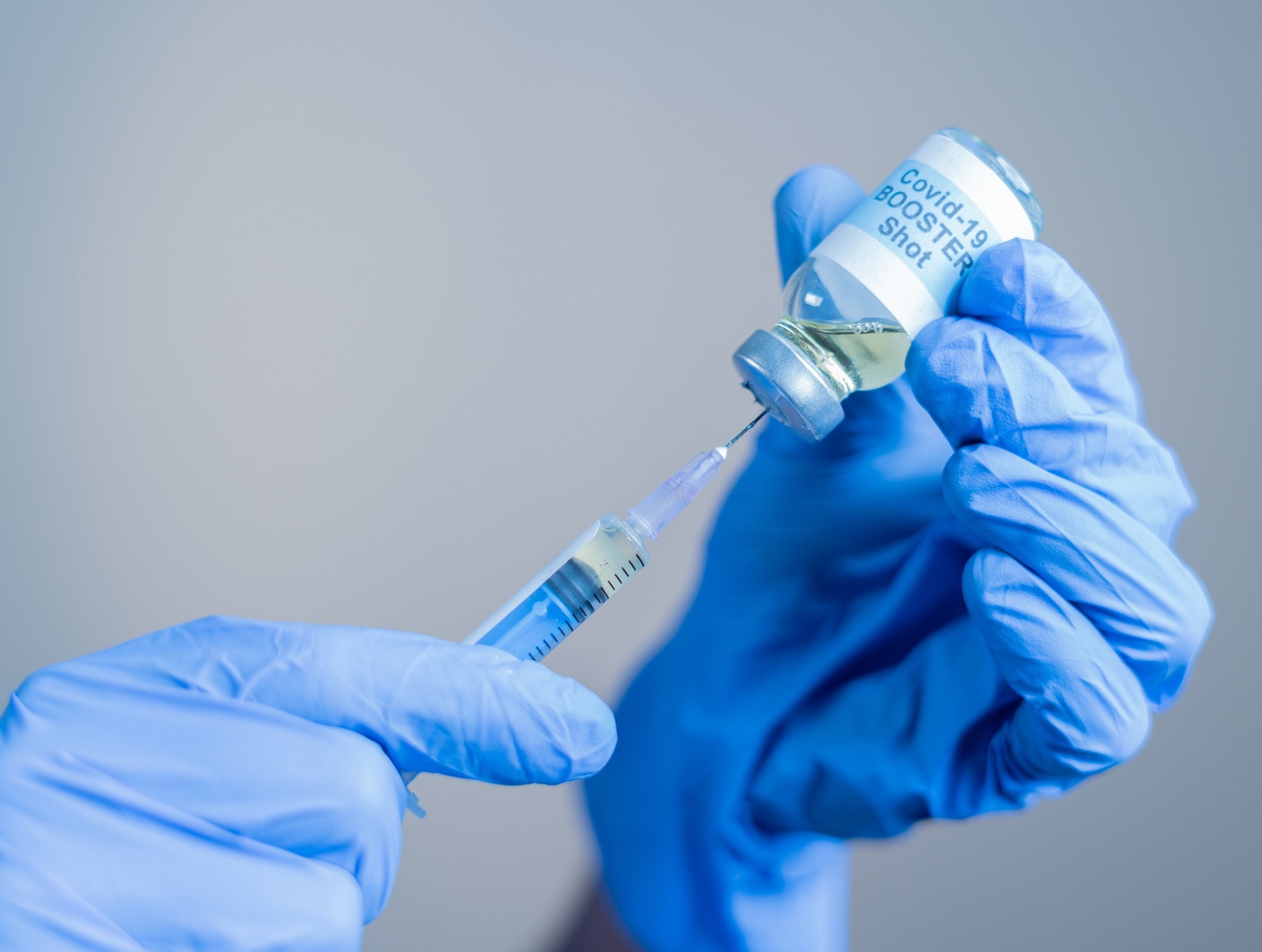 Étude : Efficacité du rappel bivalent contre les résultats graves du COVID-19 en Finlande, septembre 2022 - janvier 2023. Crédit d'image : WESTOCK PRODUCTIONS / Shutterstock Étude : Efficacité du rappel bivalent contre les résultats graves du COVID-19 en Finlande, septembre 2022 - janvier 2023. Crédit d'image : WESTOCK PRODUCTIONS / Shutterstock