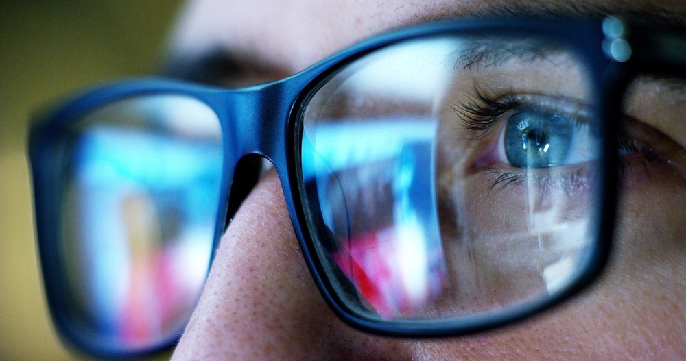 Study: Blue light exposure promotes reactive oxygen stress, apoptosis and suppresses viability, migration and wound healing of cornea via inhibiting PI3K/AKT signaling pathway in corneal epithelial cells. Image Credit: Kitreel / Shutterstock.com