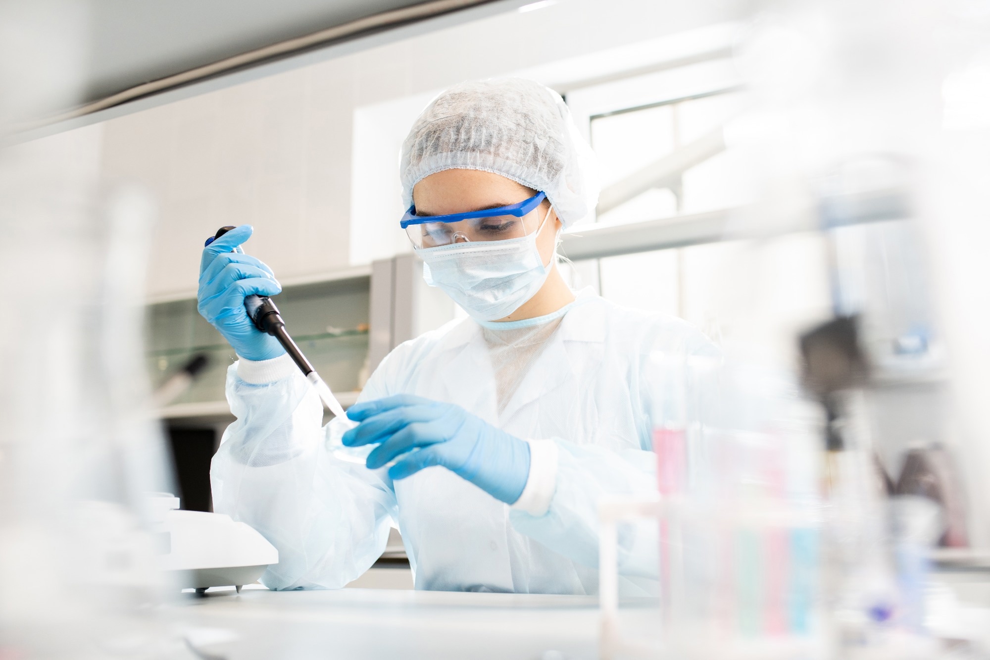 Study: The T-cell-directed vaccine BNT162b4 encoding conserved non-spike antigens protects animals from severe SARS-CoV-2 infection. Image Credit: SeventyFour/Shutterstock.com