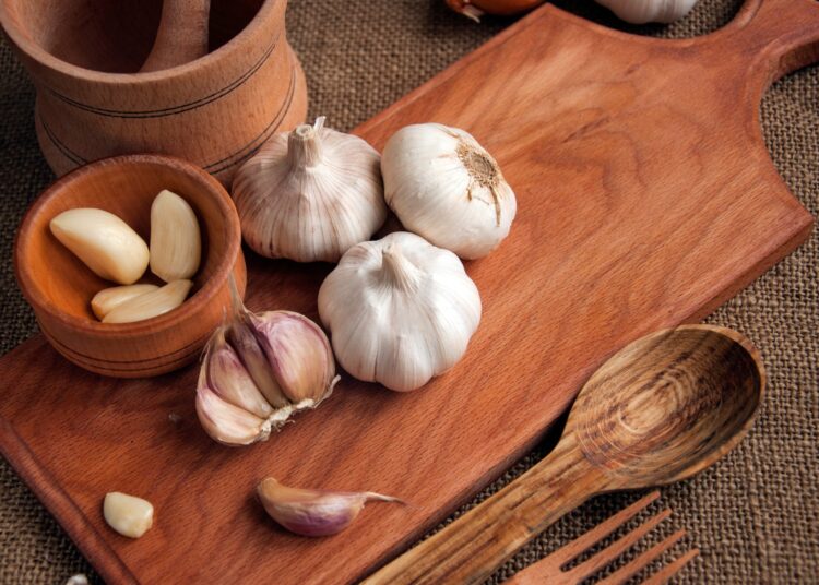 Study: Garlic consumption in relation to colorectal cancer risk and to alterations of blood bacterial DNA. Image Credit: Volodymyr Plysiuk / Shutterstock.com