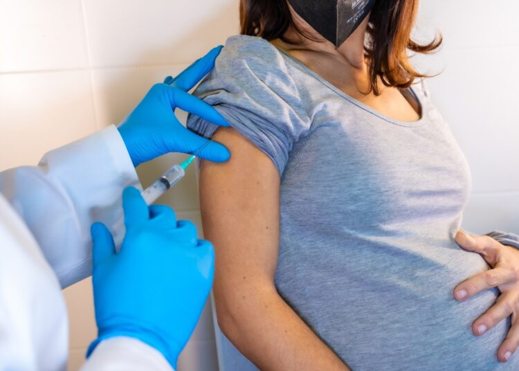 Study: COVID-19 vaccination in pregnancy: How discrepant public health discourses shape responsibility for fetal health. Image Credit: Unai Huizi Photography / Shutterstock