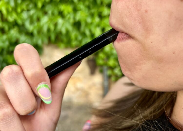 Study: E-cigarette attitudes and use in a sample of Australians aged 15–30 years. Image Credit: Powerlightss / Shutterstock