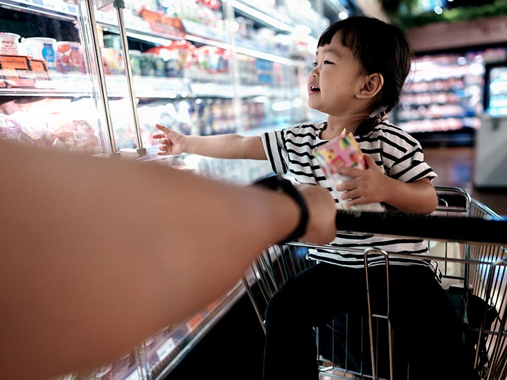 Parents, méfiez-vous : les aliments emballés destinés aux enfants contiennent beaucoup plus de sucre