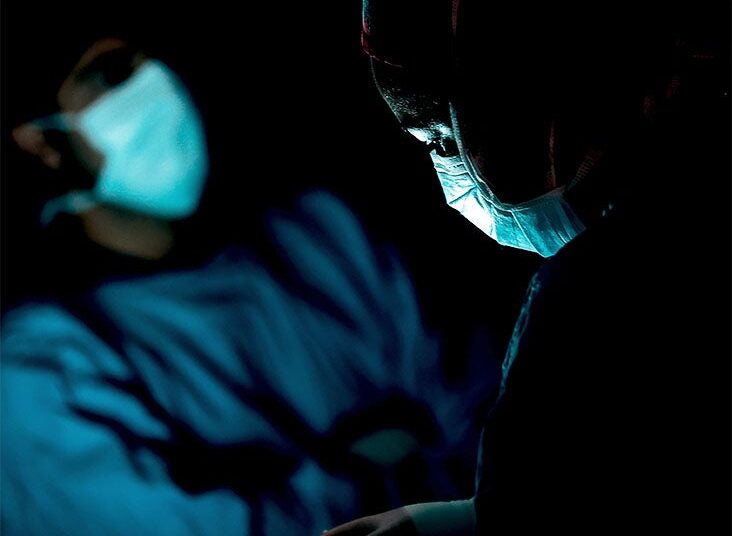 Un essai de transplantation fécale donne de l'espoir aux personnes atteintes d'une maladie du foie