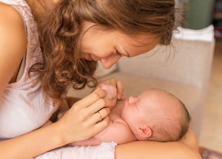 Study: Infant visual preference for the mother’s face and longitudinal associations with emotional reactivity in the first year of life. Image Credit: Yulyazolotko/Shutterstock.com