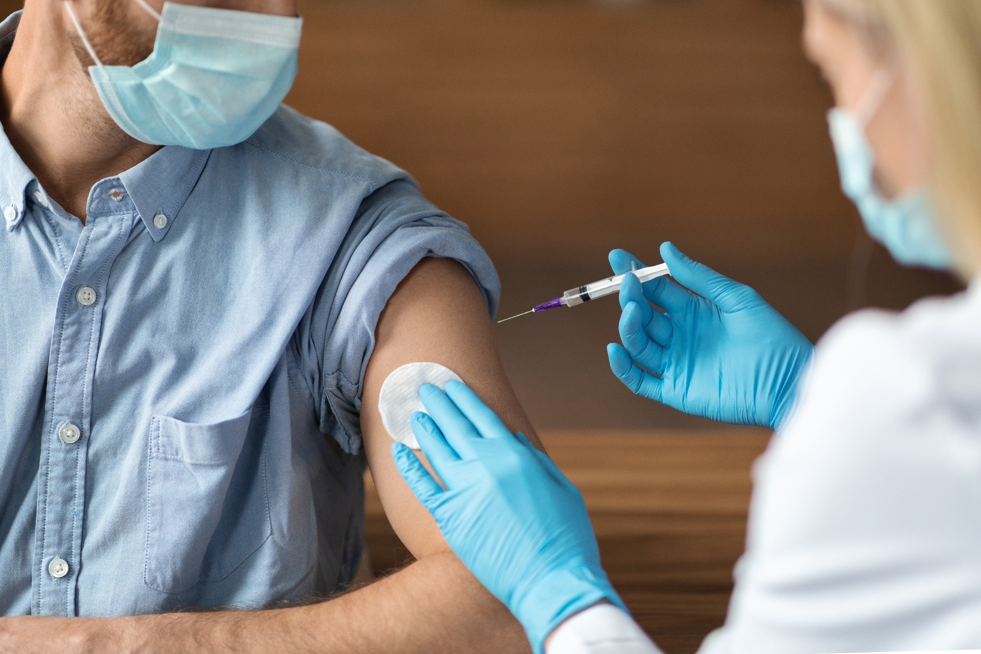 L'âge avancé et certaines conditions de santé augmentent le risque de décès par COVID-19 chez les personnes boostées
