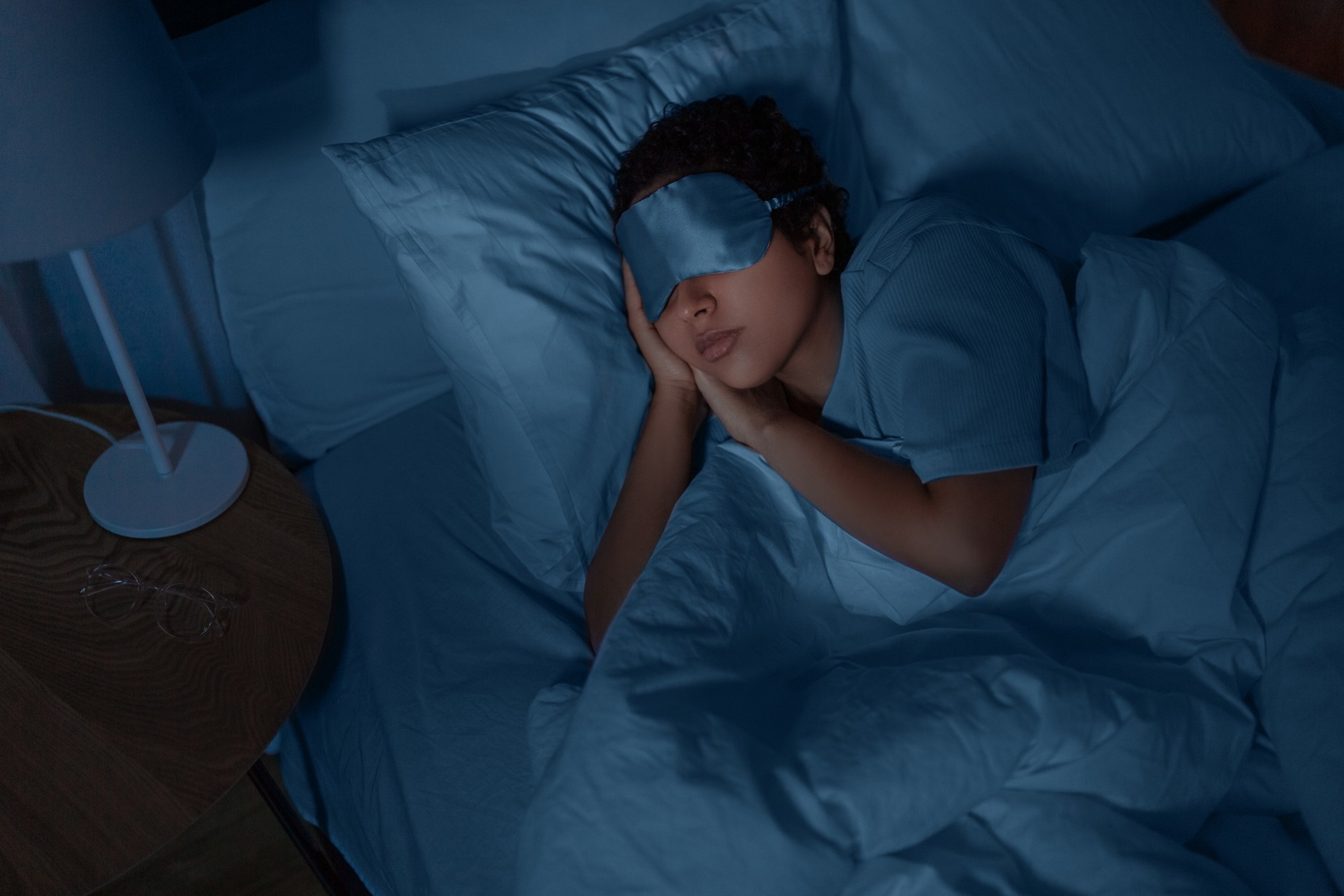 Study: Sleep quality is a predictor of muscle mass, strength, quality of life, anxiety and depression in older adults with obesity. Image Credit: GroundPicture/Shutterstock.com