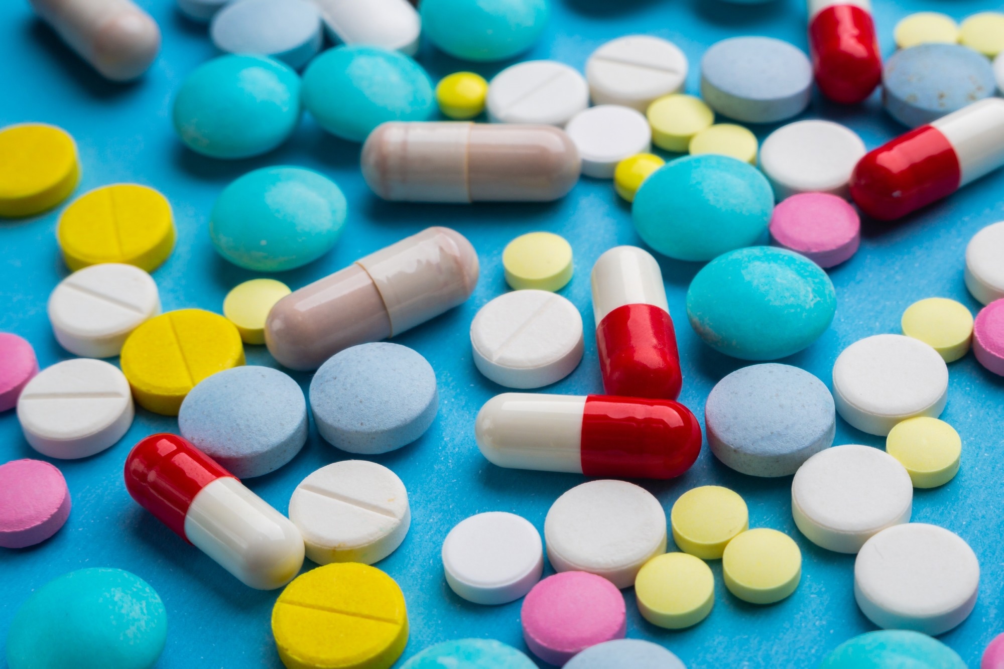 Un traitement antibiotique antérieur affecte-t-il la gravité du COVID-19 ?