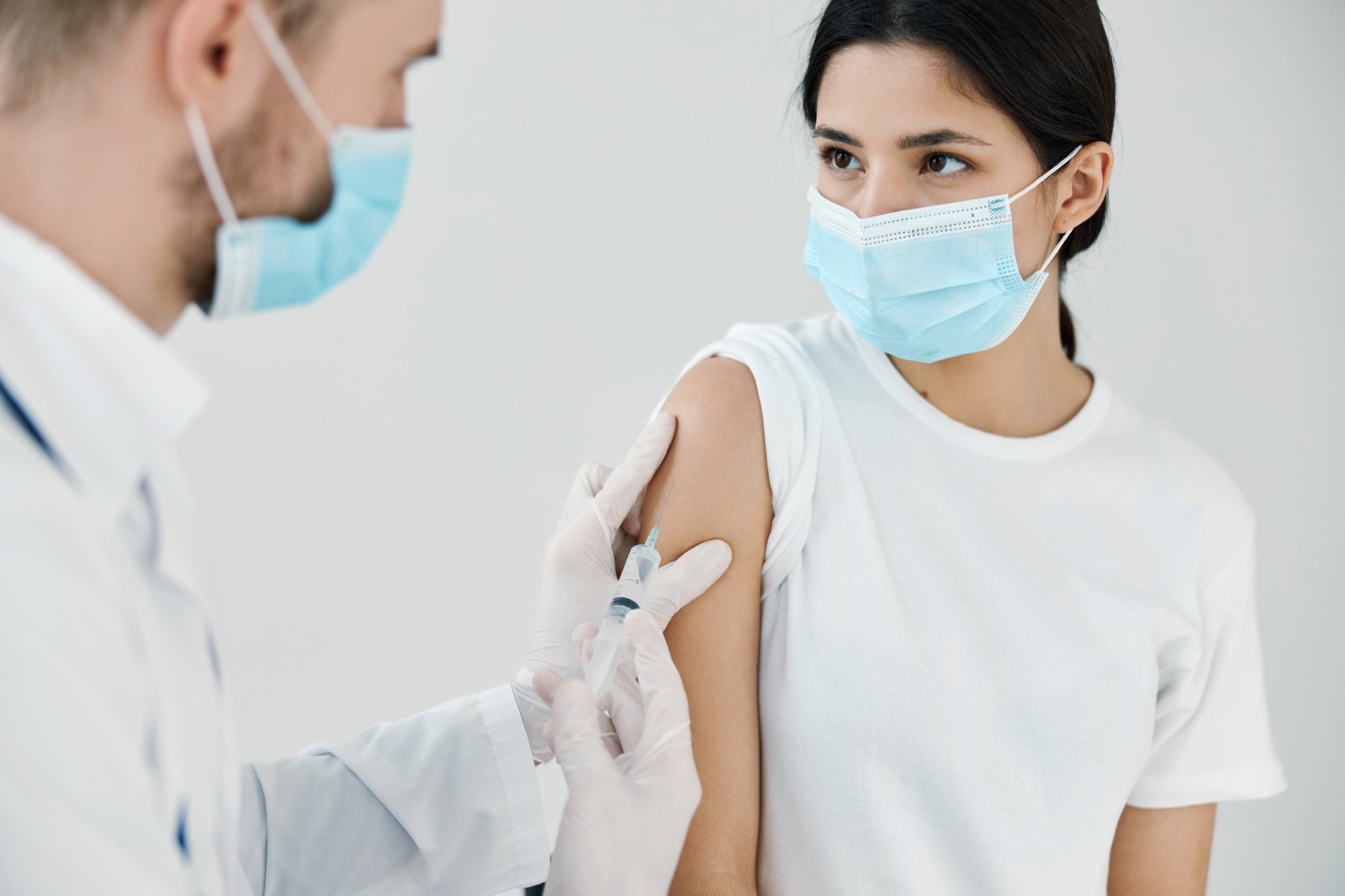Study: Cognitive ability, health policy, and the dynamics of COVID-19 vaccination. Image Credit: ShotPrime Studio / Shutterstock.com