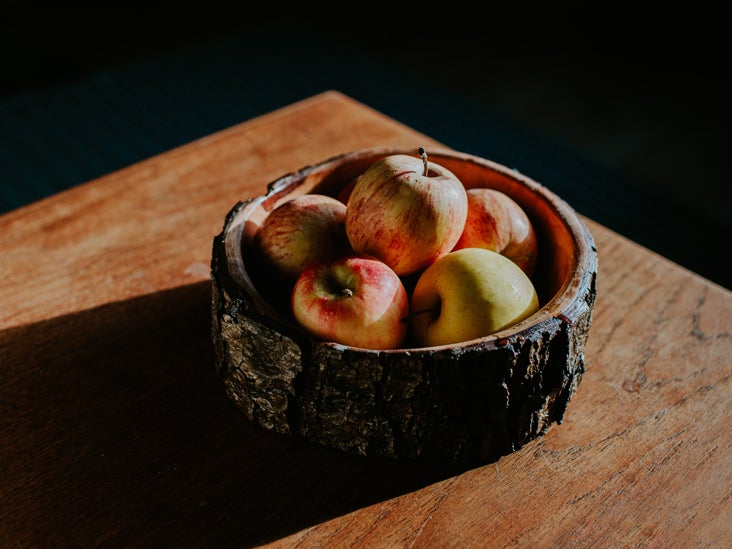 Remplacer les glucides raffinés par des grains entiers et des fruits associés à une prise de poids moindre en milieu de vie