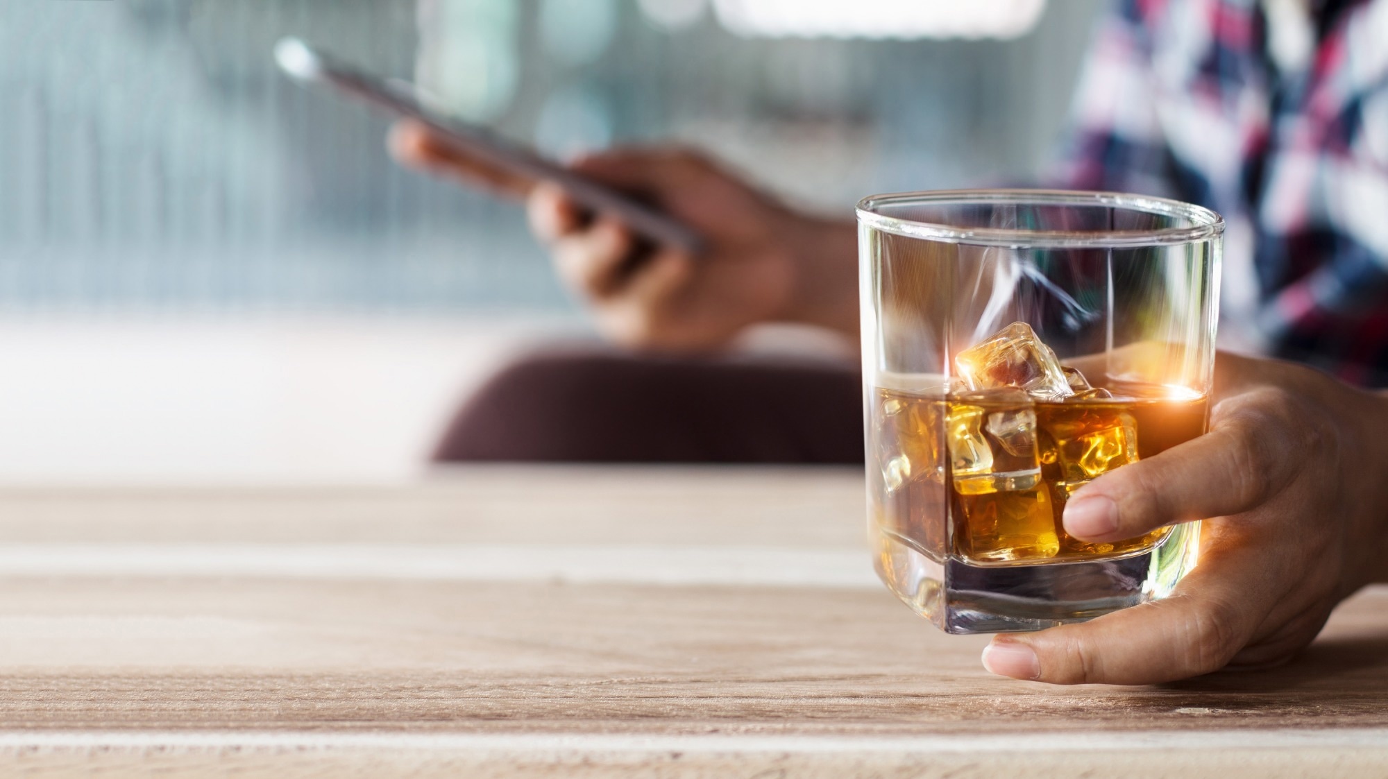 Study: COVID-19 pandemic stressors are associated with reported increases in frequency of drunkenness among individuals with a history of alcohol use disorder. Image Credit: PopTika/Shutterstock.com