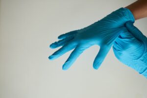 Les différences entre les gants en latex et en nitrile