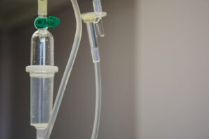 La santé est un bien précieux, et disposer d'une bonne couverture santé permet de faire face aux imprévus médicaux sans se soucier des coûts engendrés. Cependant, souscrire à une mutuelle santé peut parfois être onéreux, surtout si l'on recherche une protection optimale. Il est donc essentiel de trouver une mutuelle moins chere qui réponde à ses besoins et offre un bon rapport qualité-prix. Comparer les offres pour dénicher la meilleure mutuelle Pour trouver la mutuelle santé la moins chère sans compromettre la qualité, la première étape consiste à comparer les offres disponibles sur le marché. Les compagnies d'assurance proposent une grande variété de formules avec des niveaux de protection et des prix différents. Utiliser un comparateur en ligne constitue un excellent moyen d'accéder rapidement et facilement à plusieurs devis et prestations. Certains sites spécialisés proposent même de suivre l'historique de vos recherches afin de vous orienter vers les meilleures options en fonction de votre profil. Analyser les garanties et services proposés Une fois que vous avez obtenu plusieurs devis, il est temps d'analyser les garanties et les services inclus dans chaque offre pour vérifier qu'ils correspondent bien à vos besoins et à votre budget. Les garanties En matière de mutuelle santé, les garanties sont un élément clé. Elles déterminent le niveau de prise en charge des différents postes de dépenses (hospitalisation, consultations médicales, pharmaceutiques, optique, dentaire, etc.). Veillez donc à bien étudier le taux et les plafonds de remboursement pour chaque poste. Les services Certains assureurs proposent également des services additionnels qui peuvent être intéressants pour compléter votre protection ou faciliter la gestion de votre contrat : téléconsultation médicale, assistance santé à domicile, réseau de partenaires spécialisés, applications mobiles, etc. N'hésitez pas à les prendre en compte dans votre comparaison. Négocier le prix de sa mutuelle santé Une fois que vous avez repéré l'offre qui correspond le mieux à vos besoins et attentes, n'hésitez pas à contacter directement l'assureur pour discuter du prix et tenter de négocier une réduction. Certaines compagnies sont prêtes à accorder des rabais si vous êtes en mesure d'argumenter sur la base de devis concurrentiels obtenus auparavant. De plus, vous pouvez profiter de certaines périodes de promotion pour adhérer à une formule avantageuse avec des tarifs préférentiels. Optimiser sa formule en fonction de ses besoins Pour éviter de payer plus cher que nécessaire, il est recommandé d'adapter sa mutuelle santé à ses besoins réels en matière de santé au lieu d'opter pour une formule "toutes options" qui ne vous sera pas forcément utile dans la pratique. Voici quelques conseils pour personnaliser votre contrat : Évaluer ses besoins médicaux : faites le point sur les soins dont vous avez régulièrement besoin (dentaire, optique, hospitalisation, etc.) et ajustez vos garanties en conséquence. Prendre en compte son âge et sa situation familiale : certaines catégories de personnes ont des besoins spécifiques liés à leur profil (jeunes adultes, familles nombreuses, seniors...). Choisissez votre mutuelle en fonction de ces critères. Opter pour un niveau de protection adéquat : si vous êtes généralement en bonne santé et que vous consultez peu, il n'est peut-être pas nécessaire de souscrire à une formule haut de gamme qui couvre l'intégralité des dépenses médicales. Bon à savoir : les aides financières pour diminuer le coût de sa mutuelle santé Il existe plusieurs dispositifs d'aide pour faciliter l'accès à une complémentaire santé de qualité sans trop alourdir votre budget : L'aide à la complémentaire santé (ACS) : pour les personnes ayant des revenus modestes, cette aide permet de bénéficier d'une prise en charge partielle du coût de la mutuelle. La couverture maladie universelle complémentaire (CMU-C) : pour les personnes en situation de précarité, cette aide offre une protection santé gratuite avec des prestations équivalentes à celles d'une mutuelle. La mutuelle d'entreprise : si vous travaillez dans le privé, il est obligatoire pour votre employeur de vous proposer une mutuelle collective avec un coût généralement inférieur à celui d'une mutuelle individuelle. En résumé, trouver une mutuelle santé moins chère sans compromettre la qualité implique de comparer les offres, d'examiner attentivement les garanties et services inclus, de négocier le prix auprès de l'assureur et d'adapter sa formule en fonction de ses besoins. N'oubliez pas également de vérifier si vous êtes éligible à une aide financière pour alléger le coût de votre couverture santé.
