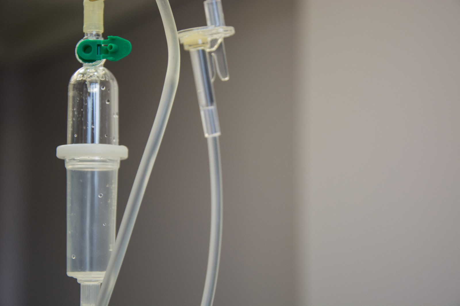 La santé est un bien précieux, et disposer d'une bonne couverture santé permet de faire face aux imprévus médicaux sans se soucier des coûts engendrés. Cependant, souscrire à une mutuelle santé peut parfois être onéreux, surtout si l'on recherche une protection optimale. Il est donc essentiel de trouver une mutuelle moins chere qui réponde à ses besoins et offre un bon rapport qualité-prix. Comparer les offres pour dénicher la meilleure mutuelle Pour trouver la mutuelle santé la moins chère sans compromettre la qualité, la première étape consiste à comparer les offres disponibles sur le marché. Les compagnies d'assurance proposent une grande variété de formules avec des niveaux de protection et des prix différents. Utiliser un comparateur en ligne constitue un excellent moyen d'accéder rapidement et facilement à plusieurs devis et prestations. Certains sites spécialisés proposent même de suivre l'historique de vos recherches afin de vous orienter vers les meilleures options en fonction de votre profil. Analyser les garanties et services proposés Une fois que vous avez obtenu plusieurs devis, il est temps d'analyser les garanties et les services inclus dans chaque offre pour vérifier qu'ils correspondent bien à vos besoins et à votre budget. Les garanties En matière de mutuelle santé, les garanties sont un élément clé. Elles déterminent le niveau de prise en charge des différents postes de dépenses (hospitalisation, consultations médicales, pharmaceutiques, optique, dentaire, etc.). Veillez donc à bien étudier le taux et les plafonds de remboursement pour chaque poste. Les services Certains assureurs proposent également des services additionnels qui peuvent être intéressants pour compléter votre protection ou faciliter la gestion de votre contrat : téléconsultation médicale, assistance santé à domicile, réseau de partenaires spécialisés, applications mobiles, etc. N'hésitez pas à les prendre en compte dans votre comparaison. Négocier le prix de sa mutuelle santé Une fois que vous avez repéré l'offre qui correspond le mieux à vos besoins et attentes, n'hésitez pas à contacter directement l'assureur pour discuter du prix et tenter de négocier une réduction. Certaines compagnies sont prêtes à accorder des rabais si vous êtes en mesure d'argumenter sur la base de devis concurrentiels obtenus auparavant. De plus, vous pouvez profiter de certaines périodes de promotion pour adhérer à une formule avantageuse avec des tarifs préférentiels. Optimiser sa formule en fonction de ses besoins Pour éviter de payer plus cher que nécessaire, il est recommandé d'adapter sa mutuelle santé à ses besoins réels en matière de santé au lieu d'opter pour une formule "toutes options" qui ne vous sera pas forcément utile dans la pratique. Voici quelques conseils pour personnaliser votre contrat : Évaluer ses besoins médicaux : faites le point sur les soins dont vous avez régulièrement besoin (dentaire, optique, hospitalisation, etc.) et ajustez vos garanties en conséquence. Prendre en compte son âge et sa situation familiale : certaines catégories de personnes ont des besoins spécifiques liés à leur profil (jeunes adultes, familles nombreuses, seniors...). Choisissez votre mutuelle en fonction de ces critères. Opter pour un niveau de protection adéquat : si vous êtes généralement en bonne santé et que vous consultez peu, il n'est peut-être pas nécessaire de souscrire à une formule haut de gamme qui couvre l'intégralité des dépenses médicales. Bon à savoir : les aides financières pour diminuer le coût de sa mutuelle santé Il existe plusieurs dispositifs d'aide pour faciliter l'accès à une complémentaire santé de qualité sans trop alourdir votre budget : L'aide à la complémentaire santé (ACS) : pour les personnes ayant des revenus modestes, cette aide permet de bénéficier d'une prise en charge partielle du coût de la mutuelle. La couverture maladie universelle complémentaire (CMU-C) : pour les personnes en situation de précarité, cette aide offre une protection santé gratuite avec des prestations équivalentes à celles d'une mutuelle. La mutuelle d'entreprise : si vous travaillez dans le privé, il est obligatoire pour votre employeur de vous proposer une mutuelle collective avec un coût généralement inférieur à celui d'une mutuelle individuelle. En résumé, trouver une mutuelle santé moins chère sans compromettre la qualité implique de comparer les offres, d'examiner attentivement les garanties et services inclus, de négocier le prix auprès de l'assureur et d'adapter sa formule en fonction de ses besoins. N'oubliez pas également de vérifier si vous êtes éligible à une aide financière pour alléger le coût de votre couverture santé.