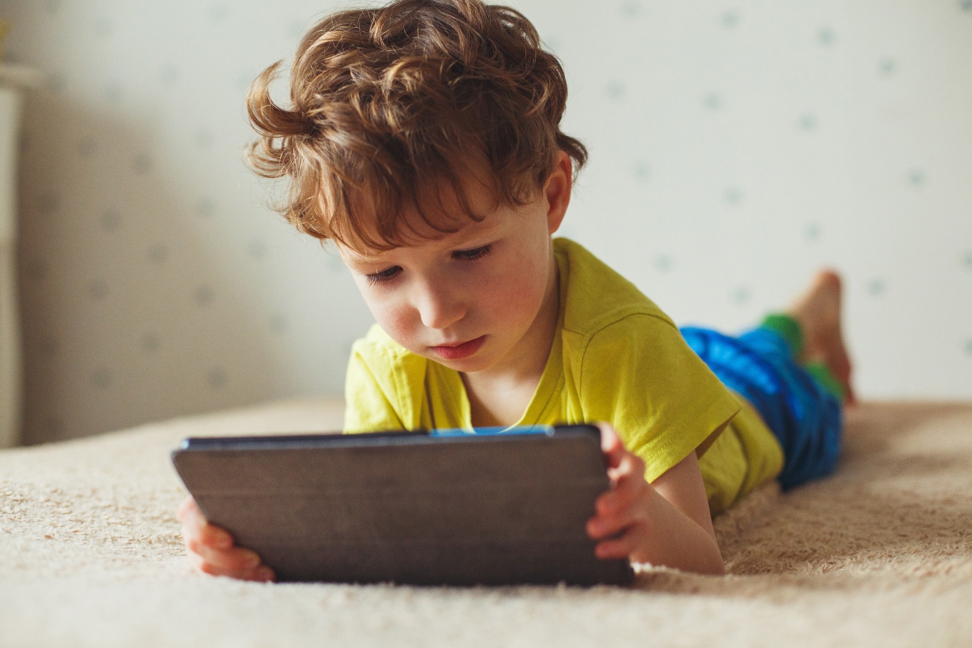 Study: An umbrella review of the benefits and risks associated with youths’ interactions with electronic screens. Image Credit: Ternavskaia Olga Alibec/Shutterstock.com