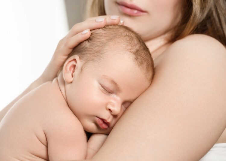 Le contact peau à peau immédiat parent-enfant améliore-t-il l'interaction chez les bébés très prématurés à 4 mois ?