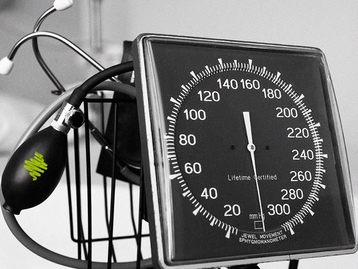 Un taux de cholestérol élevé et une pression artérielle élevée avant 55 ans augmentent le risque de maladie cardiaque plus tard