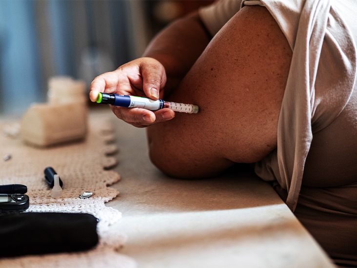 A woman injects a drug for type 2 diabetes in her arm