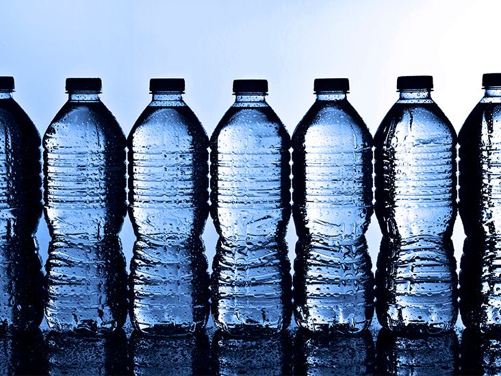 Nombre massif de particules de plastique trouvées dans l'eau en bouteille.  Sont-ils nocifs pour la santé ?