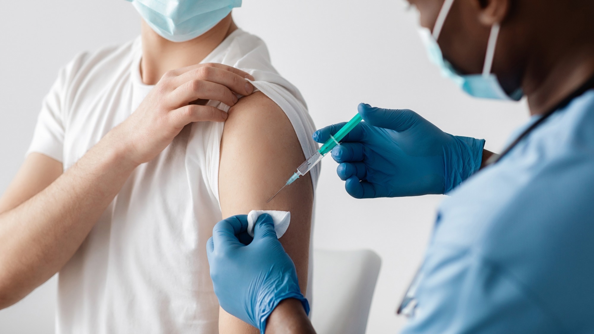 Une étude révèle que la vaccination contre le COVID-19 réduit systématiquement le risque de symptômes prolongés du COVID