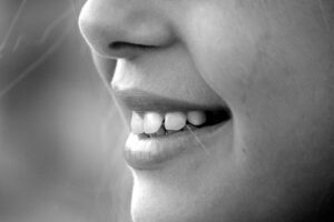 Aligner ses dents grâce aux gouttières invisibles chez Paris Dental Studios