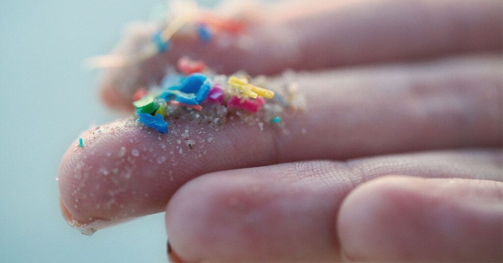 Les produits chimiques toxiques issus des microplastiques peuvent être absorbés par la peau, selon une étude
