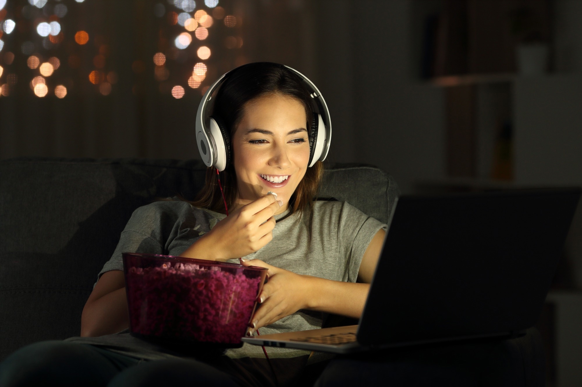 Study: Screen Time Use and Ultra-Processed Food Consumption in Adolescents: A Focus Group Qualitative Study. Image Credit: Antonio Guillem / Shutterstock.com