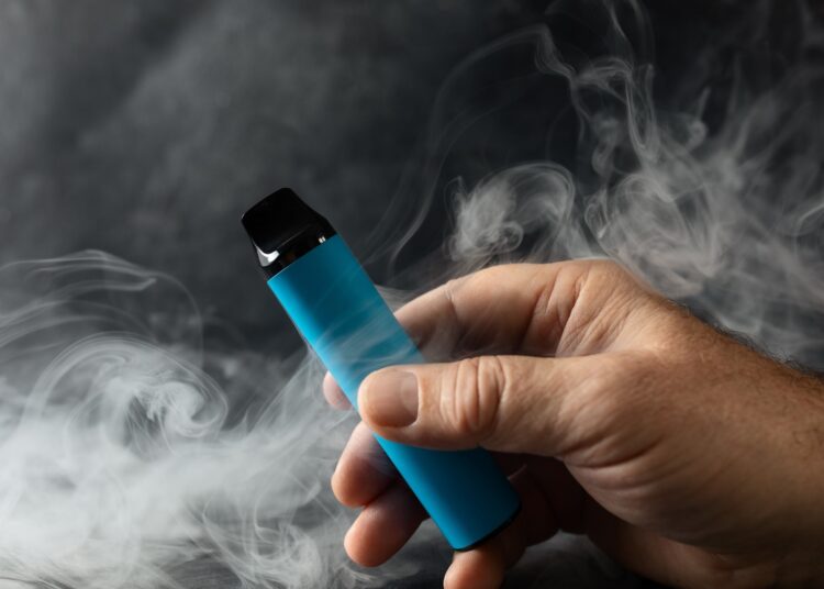 Le vapotage à long terme augmente chez les adultes en Angleterre, alimenté par les cigarettes électroniques jetables