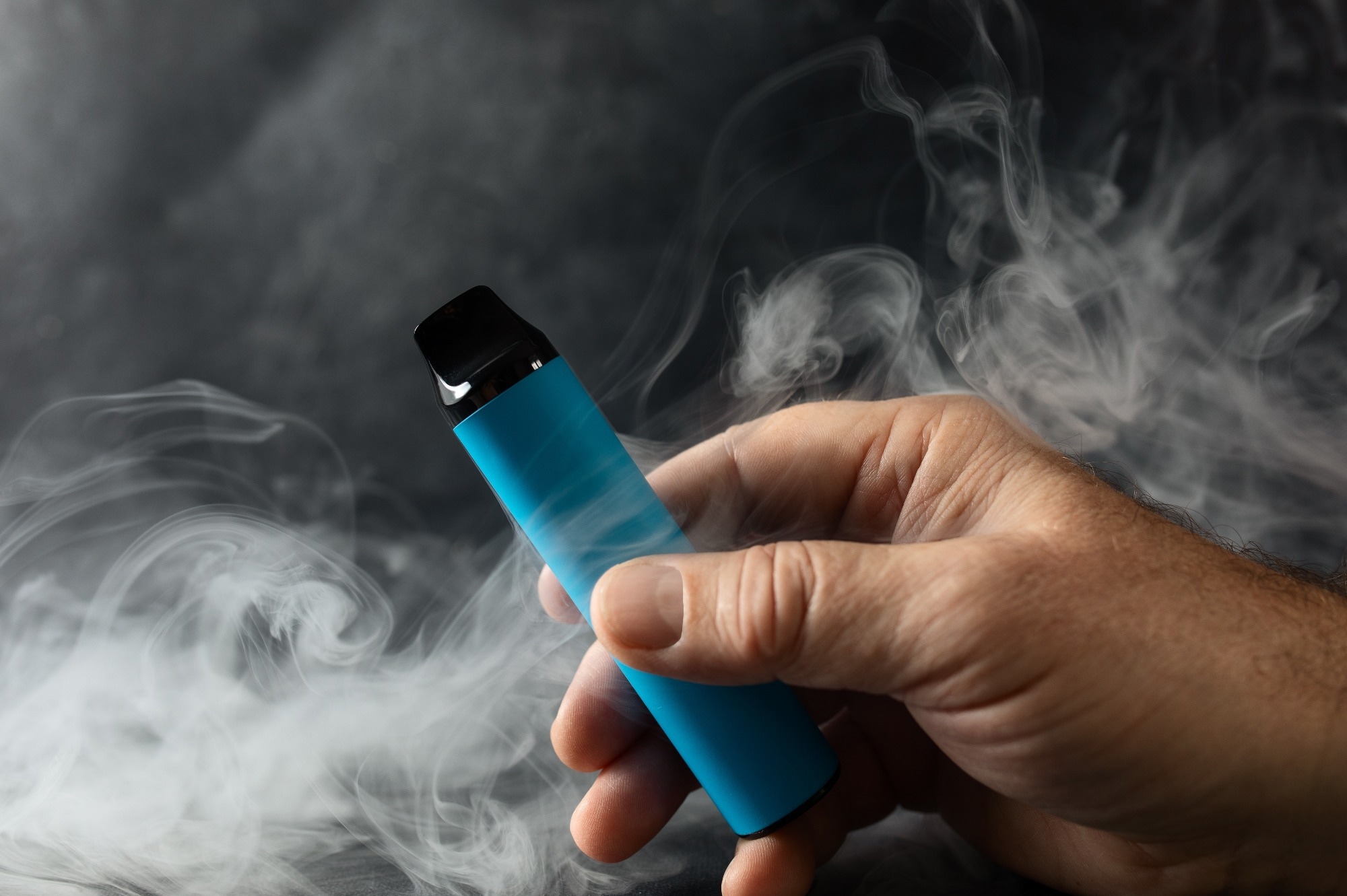 Le vapotage à long terme augmente chez les adultes en Angleterre, alimenté par les cigarettes électroniques jetables