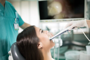 Implants dentaires : ce que dit la science sur leur efficacité et durabilité