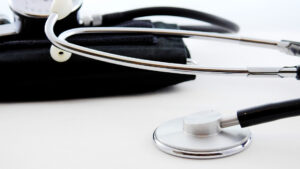 Le rôle des contre-expertises médicales dans la lutte contre les arrêts de travail frauduleux
