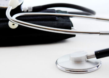 Le rôle des contre-expertises médicales dans la lutte contre les arrêts de travail frauduleux