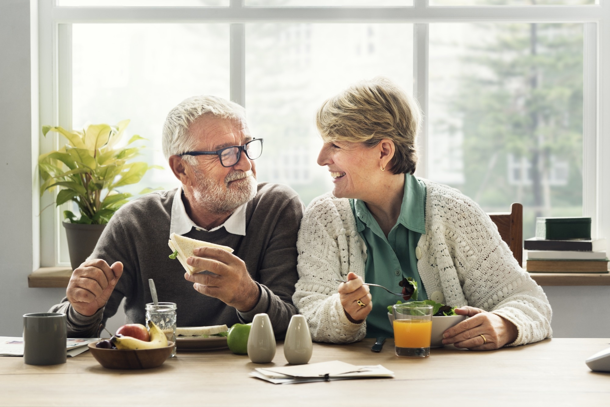 Comment le fait de manger seul influence les habitudes alimentaires des personnes âgées suédoises
