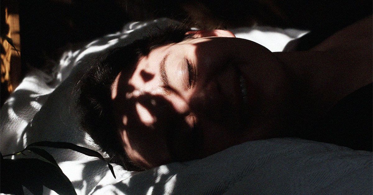 Dormir davantage le week-end pourrait réduire le risque de maladie cardiaque jusqu'à 20 %, selon une étude