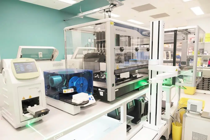 Lancement de la première installation de tests génomiques robotisés pour les patients atteints de cancer au Royaume-Uni