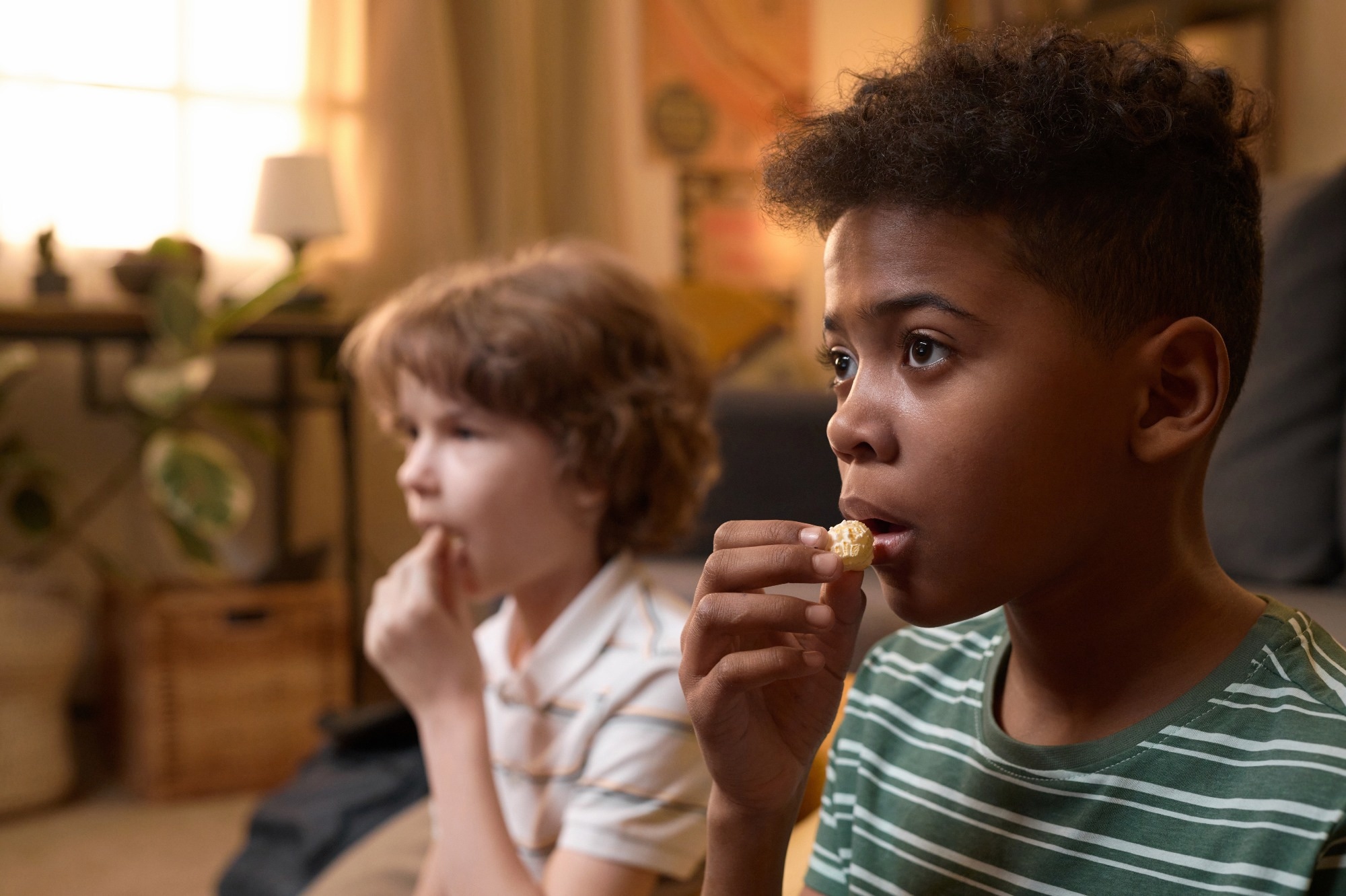 Le temps passé devant un écran chez les enfants est lié à une moindre observance du régime alimentaire dans une nouvelle étude