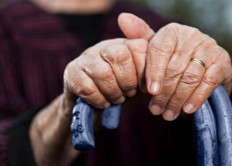 Les chutes peuvent augmenter le risque de démence chez les personnes âgées, selon une étude