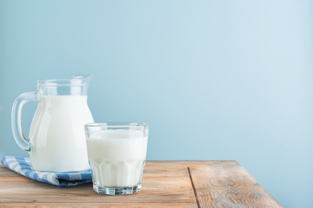 Study: Non-fermented and fermented milk intake in relation to risk of ischemic heart disease and to circulating cardiometabolic proteins in swedish women and men: Two prospective longitudinal cohort studies with 100,775 participants. Image Credit: Katarzyna Hurova/Shutterstock.com