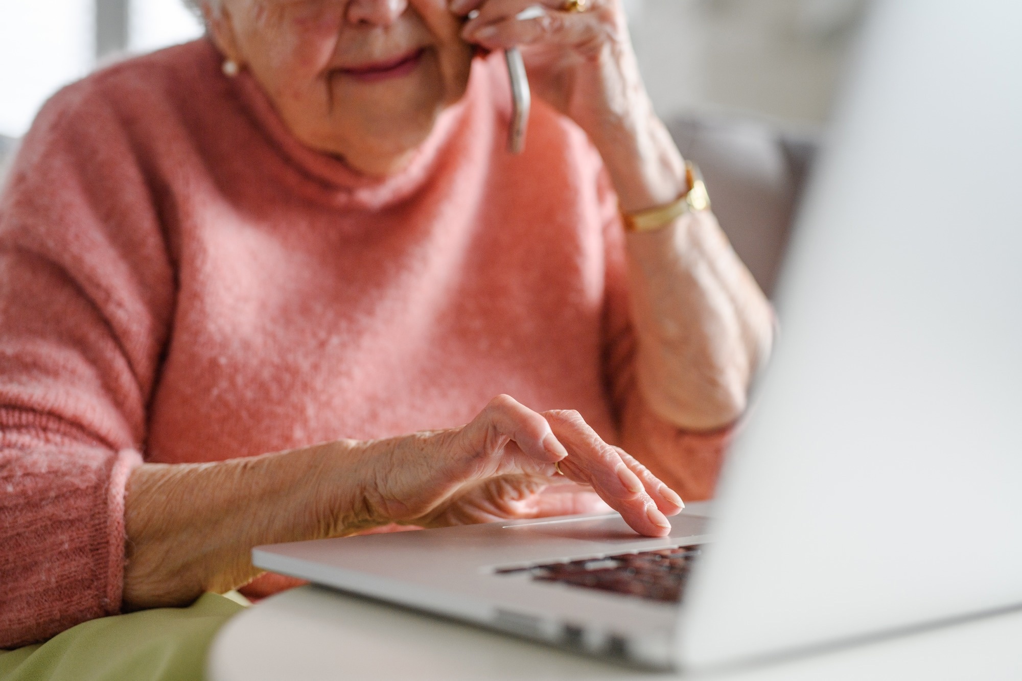 Study: Positive association between Internet use and mental health among adults aged ≥50 years in 23 countries. Image Credit: Halfpoint / Shutterstock