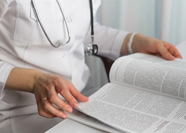 L’IA peut-elle résoudre le goulot d’étranglement de l’évaluation par les pairs ? Les meilleures revues ont leur mot à dire