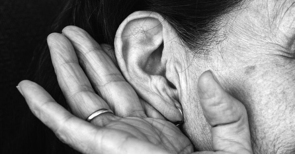Les microphones intra-auriculaires pourraient aider les médecins à « écouter » les premiers signes de la maladie d'Alzheimer