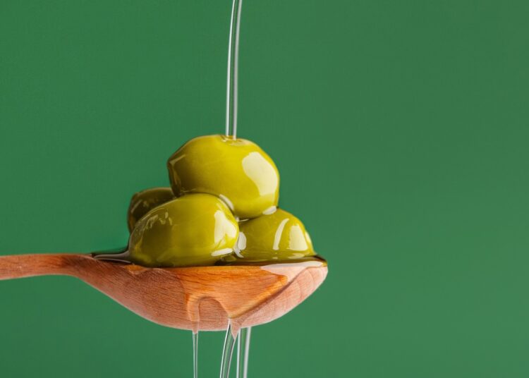 Study: Changes in olive oil consumption and long-term body weight changes in three U.S. prospective cohort studies. Image Credit: Prostock-studio / Shutterstock