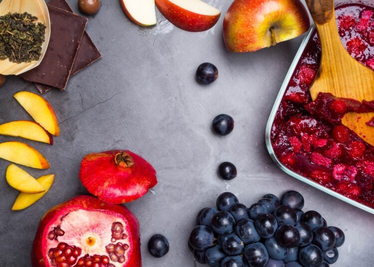 Study: Associations between flavonoid-rich food and flavonoid intakes and incident unhealthy aging outcomes in older U.S. males and females. Image Credit: DIVA.photo / Shutterstock