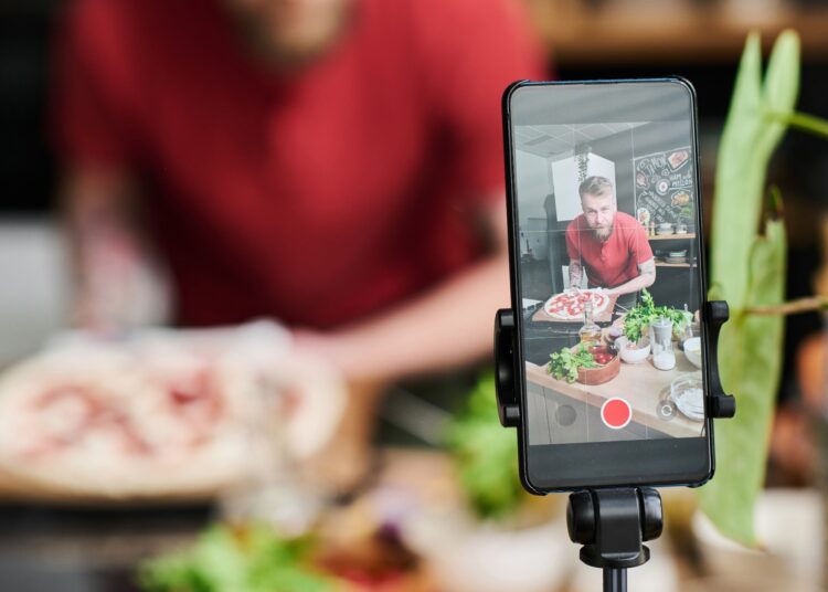 Study: #WhatIEatinaDay: The Quality, Accuracy, and Engagement of Nutrition Content on TikTok. Image Credit: AnnaStills / Shutterstock