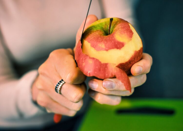 Study: Apple peels as an edible source of phenolic bioactive compounds with antidiabetic and antiglycation properties. Image Credit: SandaloFilms / Shutterstock